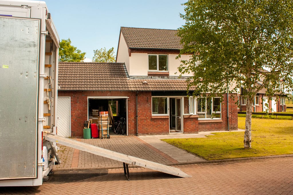 Verhuiswagen-uitladen-van-Verhuisbedrijf-Heemstede